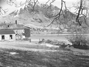 Hotel Anglers v Ennerdale se stromy v popředí a zamrzlým jezerem a zasněženými horami za ním od Joseph Hardman