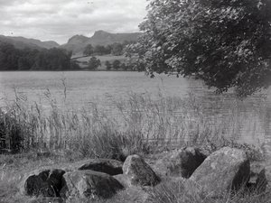 Pohled na Loughrigg Tarn, v popředí jsou kameny zasazené do země. od Joseph Hardman