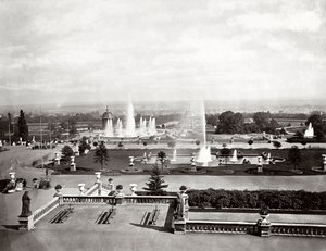 Křišťálový palác v Londýně: terasy a fontány, kolem roku 1870 (černobílá fotografie)