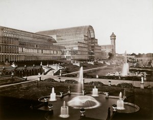 Crystal Palace v Londýně: zahrady a fontány, kolem roku 1870 (černobílá fotografie)