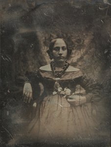 Mladá žena drží květinu, ca. 1842.