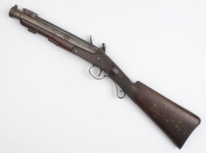 Blunderbuss s pružinovým bajonetem vydaný Irish Volunteers, kolem roku 1815 (blunderbuss, křesadlový zámek)
