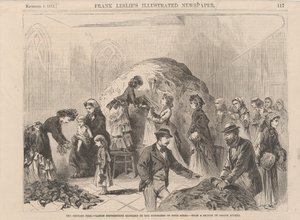 Chicago Fire: dámy rozdávající oblečení trpícím obou pohlaví, ilustrace z Frank Leslies Illustrated Newspaper, 1871 od Joseph after Becker