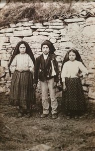 Svatyně ve Fatimě. Lucia dos Santos a její sestřenice Francisco a Jacinta Marto. Panny Marie z Fatimy. Portugalsko. od Joshua Benoliel