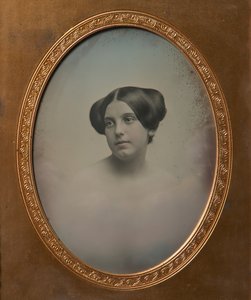 Mladá žena s vlasy stylizovanými do dvou drdolů, 1850. Tvůrci: Josiah Johnson Hawes, Albert Sands Southworth.