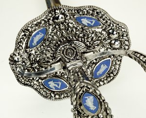 Detail malého meče, cca 1790 (fasetovaná, leštěná, modřená a zlacená ocel se železem a jaspisem)