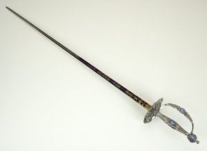 Malý meč, kolem roku 1790 (fasetovaný, leštěný, modřený a zlacený ocel se železem a jaspisem)