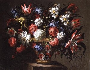Zátiší z tulipánů, narcisů a dalších květin v košíku