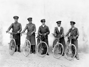 Pět mušketýrů ze Spoleta, úředníci na ochranu proti škůdcům, asi 1930 (želatinový stříbrný tisk) od Jules Brocherel