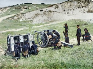 Francouzští vojáci s minometem, během bitvy na Marně východně od Paříže září 1914