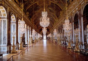 Architektura: pohled na Galerii des Glaces ve Versailles restaurovaná architektem Julesem Hardouin-Mansartem a postavená v letech 1678 až 1684. Zámek Versailles, Versailles