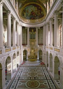 Chapelle Royale (Královská kaple) při pohledu na východ, dokončená Robertem de Cottem (1656-1735), zahájená v roce 1699 podle plánů připravených v roce 1689, zasvěcená roku 1710