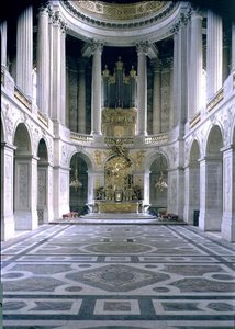 Královská kaple, při pohledu na východ k oltáři, začala 1699 (foto) od Jules Hardouin Mansart