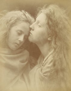 („The Kiss of Peace“ – Polibek míru) – Mary Ann Hillier (a Florence Anson) od Julia Margaret Cameron
