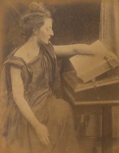 [Žena v rouše čtou knihu], 1870. od Julia Margaret Cameron