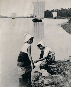Prádelna na okraji řek, c1900, 1921