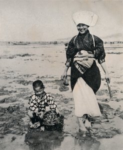 Kopání škeblí při odlivu v Tokijském zálivu, c1900, 1921