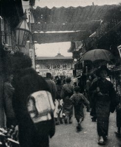 Divadelní ulice v Kjótu je jednou z nejzajímavějších dálnic na světě, c1900, 1921
