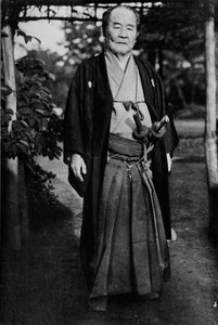 Vikomt Shibusawa, 1840-1931 se svými samurajskými meči, c1900, 1921