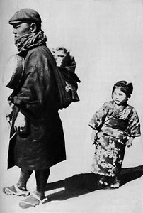 Se svým bubnem a opicí je japonský ekvivalent naší staré varhanní brusky z roku 1900, 1921.