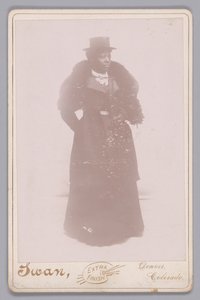 Kabinetní karta neznámé ženy v cylindru a kožešinové štólě, ca. 1895. od Justus C. Swan