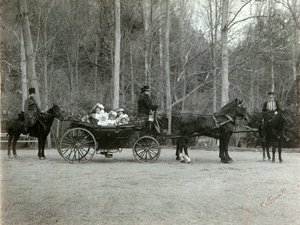 Car Nicholas II Ruska s rodinou v parku Carskoye Selo, Rusko, 1900s.