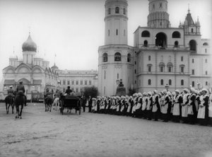 Car Nicholas II hodnotí přehlídku žáků Moskvy v Kremlu, Rusko, 1912