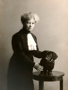 Alexandra Beketova-Blok, ruská autorka a překladatelka, se svým psem, počátek 19. století od Karl August Fischer