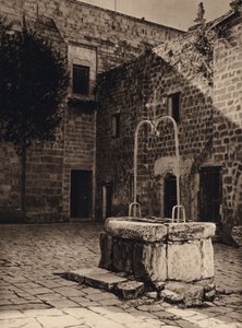 Nazareth, studna na nádvoří kostela Zvěstování Panny Marie (č/b foto)