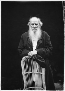 Lev Tolstoj, kolem roku 1908 (černobílá fotografie)