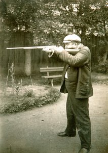 Ruský autor Alexander Kuprin natáčení, Gatchina, Rusko, začátek 20. století. od Karl Karlovich Bulla