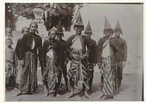 Jávští muži v uniformách od Kassian Cephas