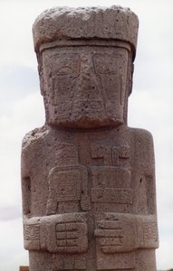 Stojící monolit Ponce v Kalasasay, chrámové oblasti předkolumbovské lokality, postavené v 8.-10. století n. l. (foto) (viz také 138751) od Katie Attenborough