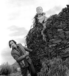 Salvador Dalí v Port Lligat, listopad 1957 (černobílá fotografie)