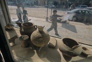 Afghánistán; Herát; prodej starožitností; výloha; výjev z ulice, mm7167, Mendi..., 2004 (foto) od Kenneth Garrett