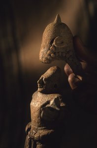 Artefakt, Cancuen, Guatemala, Arthur Demarest, Tomas Barrientos, Mayové, palác, Klasi..., 2004 (foto) od Kenneth Garrett