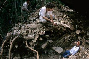 Cancuen, Guatemala, Arthur Demarest, Rudy Larios, Mayové, palác, klasické období, Peten, 2004 (foto) od Kenneth Garrett