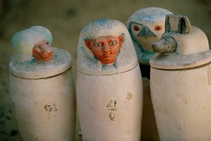 Kanopické nádoby z Pakerdemamonu se zátkami čtyř synů Hóra, Hapyho, Duamutefa,..., 2002 (foto) od Kenneth Garrett