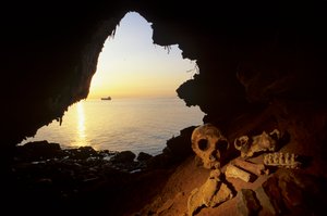 DOH, neandertálci, lebka ženy, šupinaté nástroje, kosti kozorožce, Gorhamova jeskyně, Giibralter od Kenneth Garrett