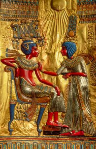 Detail postavy na vnitřní zadní straně zlatého trůnu zobrazující Tutanchamona a jeho ženu, Egypt..., 2009 (foto)