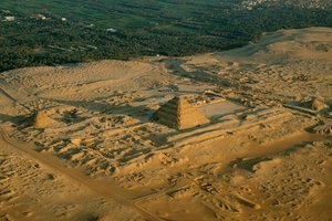 Egypt; archeologie; Stará říše; Sakkára; Džoserova pyramida, Stupňová pyramida, 3. dynastie od Kenneth Garrett