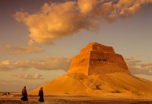 Stará egyptská říše; pyramida krále Snefrua; asi 2575 př. n. l.; Maidum; Egypt, stupňovitá pyram... od Kenneth Garrett