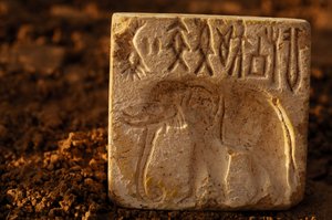 Sloní známka, artefakt; Oxus Civilization; Turkmenistan; Archaeology; Victor Sarian..., 2004 (foto) od Kenneth Garrett