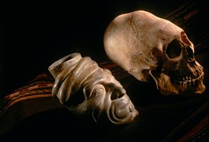 Říše slunce; Bolívie; domorodci; Andy; Tiwanaku; deformace lebky z..., 2002 (foto) od Kenneth Garrett