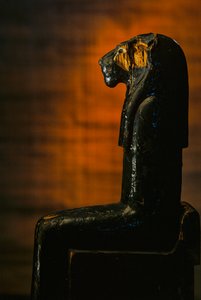 Socha bohyně Leoniny, Amenhotep II; bohyně Leonina; KV 35; dřevo, 2009 (foto) od Kenneth Garrett