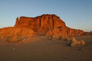 Západ měsíce a východ slunce, chrám Taharka, Ramova brána, Gebel Barkal, chrámový komplex, Faraon..., 2007 (foto) od Kenneth Garrett