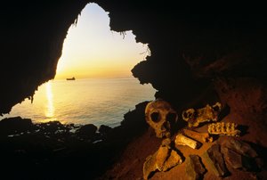 Lebka nendertálské ženy, šupinaté nástroje a kosti kozorožce, Gibraltar, I..., 2008 (foto) od Kenneth Garrett