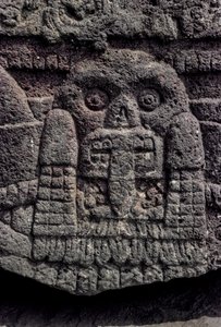 Řezba lebky a hada, Tenochtitlan, Templo Mayor, Aztékové, Mexiko, Mexico City, Gr..., 2010 (foto) od Kenneth Garrett