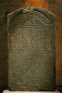 Padisetova stéla, vápenec, pozdní období, Egyptské muzeum, Káhira, 2002 (foto) od Kenneth Garrett