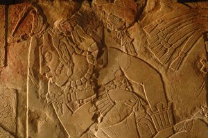 Trůnní lavice Chrámu 19, Palenque, Mexiko, řezba Akhal Mo Nab, 2005 (foto) od Kenneth Garrett
